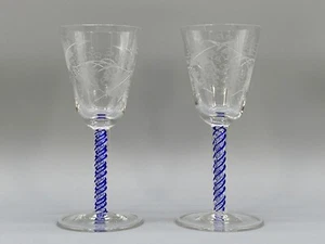 PAR DE COPAS DE VINO SOPLADAS A MANO COLOR TWIST Y FRUTA GRABADAS c.19th - Imagen 1 de 15