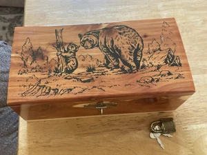 Kiefer Zeder Box mit Bären Illustration mit Schloss und Schlüssel - Bild 1 von 5