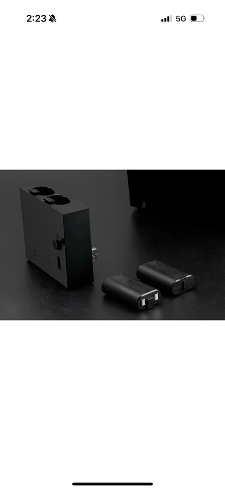 Зарядная станция боковая док-станция Insignia для Xbox One X - черная - с 4 аккумуляторами - Изображение 1 из 1