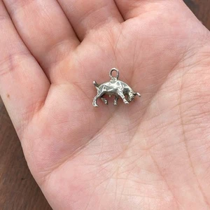 Vintage 925 Sterling Silver Charging Bull Rodeo Small Pendant Bracelet Charm - Picture 1 of 4