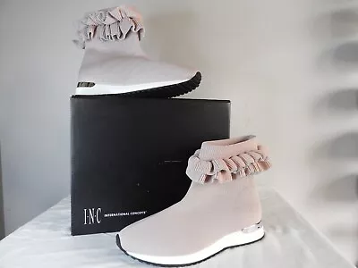 womens slip on sneaker size 5M - Image 1 of 4