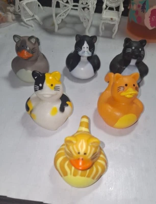 NUEVO GATO Mini Patitos de Goma - 2" 6 colores Elige tu favorito ¡ENVÍO GRATUITO! Foto 1 de 4