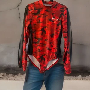 NBA Chicago Bulls Camo Body Damen Gr. Large rot schwarz Camouflage Einteiler Druckknopf - Bild 1 von 7