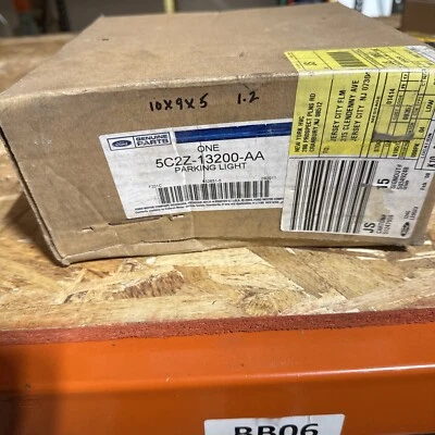 FORD OEM 04-07 E-350 Super Duty-Parking Light Right 5C2Z13200AA - Image 1 of 2