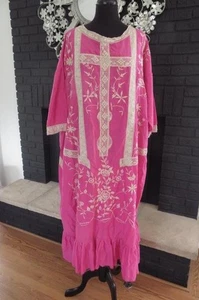 Magnolia Pearl Anna Grace besticktes Baumwoll-Seidenkleid ~ Roza - Bild 1 von 5