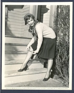 JUNGE PIPER LAURIE ZIEHT IHRE SEIDENSTRÜMPFE HOCH - 1952 LEINENRÜCKEN TOP. COND. - Bild 1 von 1