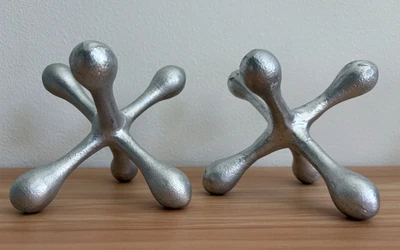 Juego de 2 gatos de metal plateado esculturas abstractas para decoración/sujetalibros Foto 1 de 4