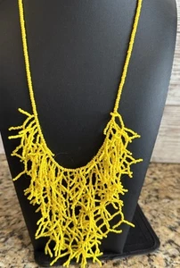 "Collar vintage de 22"" con cuentas semilla tono amarillo aspecto de coral sintético" - Imagen 1 de 5