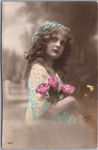 Foto postal tintada 1914 RPPC niña con rosas rosadas/cancelación belga - Imagen 1 de 2