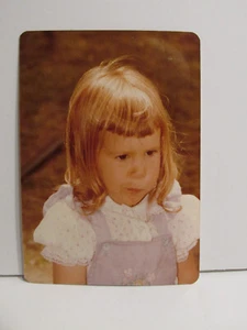 1980S VINTAGE FOUND PHOTOGRAPH COLOR ORIGINAL ART PHOTO TODDLER GIRL ODD FACE - Picture 1 of 4