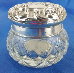 Tarro de tocador de vidrio Avon inolvidable crema tapa plateada en relieve - vacío - Imagen 1 de 12