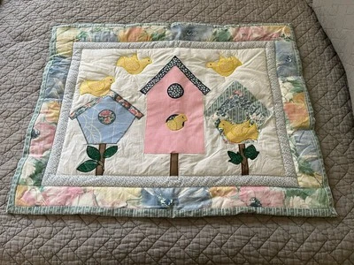 Quilted Wall Hanging Decorative Piece Spring Themed 25x20 Foto 1 de 4