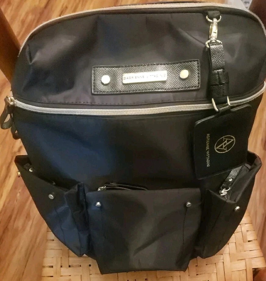 Mochila Adrianne Vittadino negra con etiqueta de equipaje  Foto 1 de 4