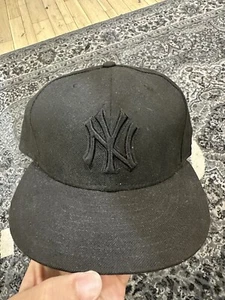 size 7 5/8 All black yankees fitted - Picture 1 of 3