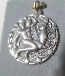 GORGEOUS! NOC Estate 50s-70s Ster CHARM by BELL deep Bas Relief AQUARIUS disk - Picture 1 of 5