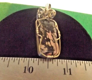 Ciondolo pietra lucida RHODENITE avvolto in filo argento ritorto pronto all'uso - Foto 1 di 7