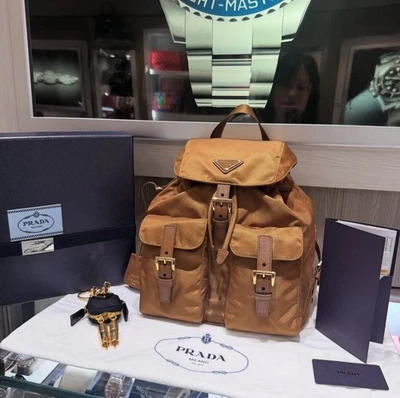 Prada Re-Edição 1978 Mochila Pequena Re-Nylon e Berloque Bolsa Robô (2025) - Imagem 1 de 4