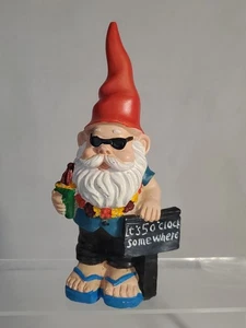Statuina Happy Hour piccolo giardino Gnome Cool Dude "Sono le 5 o clock da qualche parte" - Foto 1 di 8