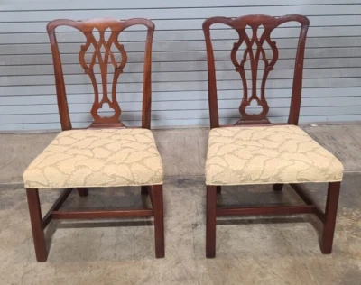 Par de sillas de comedor Baker Chippendale estilo caoba tela de diseñador Foto 1 de 4