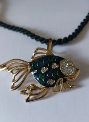 Pierre Lang, XL Fisch Anhänger Brosche mit Steinen  Emaille u.großer Schluppe - Bild 1 von 3