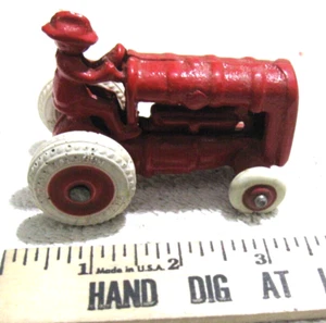 VINTAGE 1920S ARCADE FORDSON CAST IRON TRACTOR FARM TOY 3 1/4 IN LONG - Picture 1 of 4