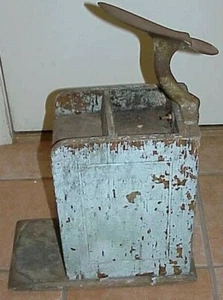 PRIMITIVE ANTIQUE METAL SHOE PAD ORIGINAL FLAKEY BLUE PAINT WOOD SHOE SHINE BOX  - Picture 1 of 9