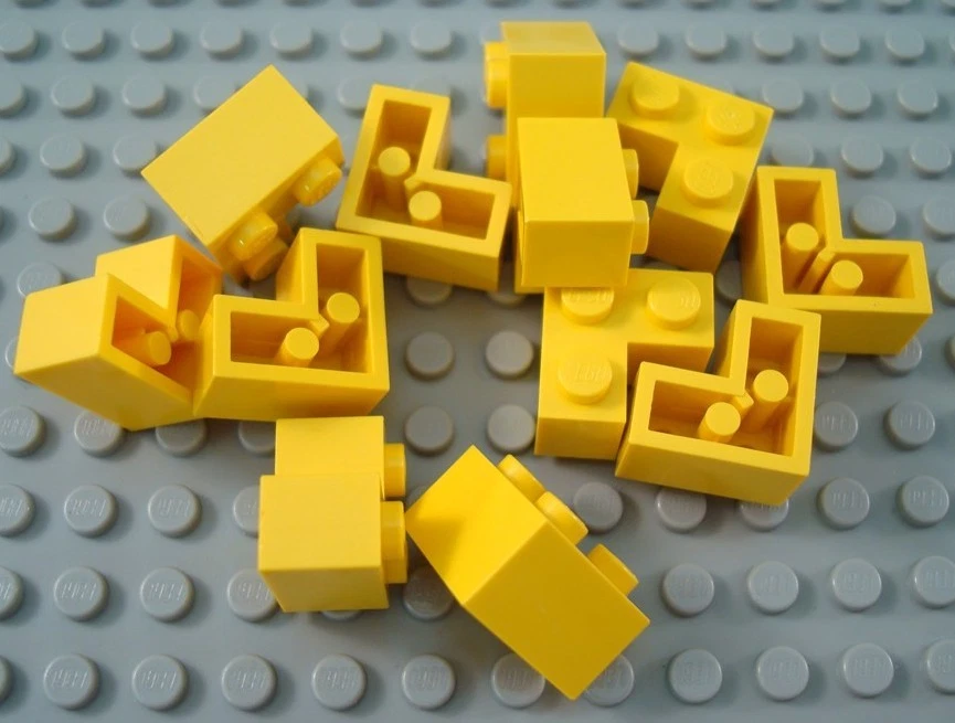 LEGO Lot of 12 Yellow 2x2 Corner Bricks - Image 1 of 1