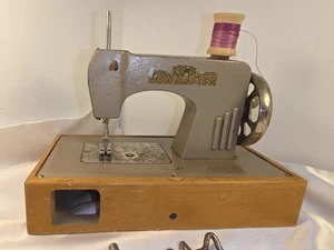 Vintage Sew Master KAYanEE Child's Sewing Machine - Picture 1 of 16