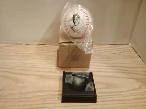 Avon Willie Mays 1995 Commemorative Baseball includes Stand (has Cracks) and Ori Cover
