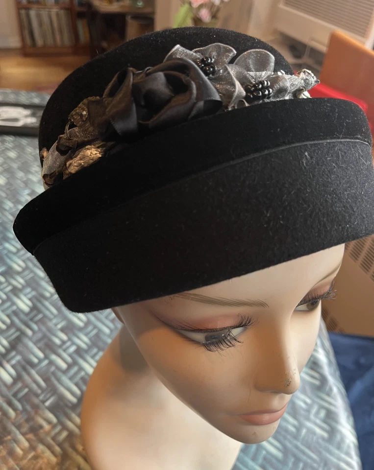 Sombrero de fieltro de piel negra colección Orna Cloche terciopelo elegante y banda decorada M Israel Foto 1 de 4