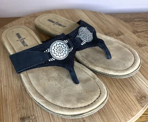 Chanclas Minnetonka para mujer de tela negra con medallón talla 8 - Imagen 1 de 9
