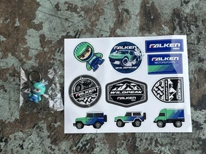 Falken Tire Wildpeak Stickerbogen und Fahrer Figur Schlüsselanhänger - Bild 1 von 3