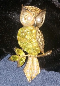 2" X 1" BEAUTIFUL GOLD TONED OWL W/ GREEN RHINESTONES UPDATED 7/13/25!! - Picture 1 of 6