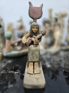 Isis: Maternidad Divina y Protector Eterno - Antiguo Símbolo Egipcio de Amor - Imagen 1 de 10