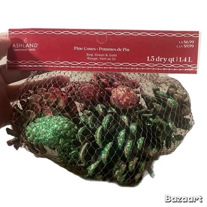 Ashland Navidad Verde, Rojo y Dorado Brillo Pino Conos Artesanal Decoración 1.5 Cuartos - Imagen 1 de 4