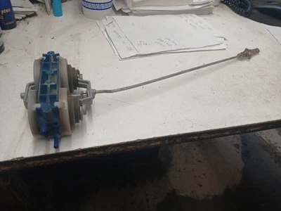 Actuador de vacío de varilla de bloqueo de puerta delantera derecha Mercedes Benz W123 300D 240D 1980 Foto 1 de 4