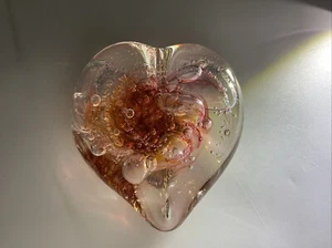 Briefbeschwerer in Herzform, mundgeblasen und signiert von der Künstlerin Michelle Kaptur - Bild 1 von 4