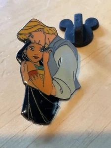 PIN DISNEY* POCAHONTAS Y JOHN SMITH DE COLECCIÓN RARO - Imagen 1 de 2