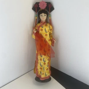 Muñeca Asiática Vintage Vestido Amarillo Sobre Soporte 11" Hecho en Taiwán - Imagen 1 de 17