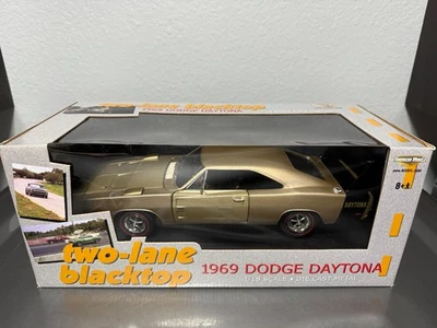 1/18 ЛИТАЯ МОДЕЛЬ ERTL AMERICAN MUSCLE TWO-LANE BLACKTOP 1969 DODGE DAYTONA (ЗОЛОТИСТАЯ) - Изображение 1 из 4