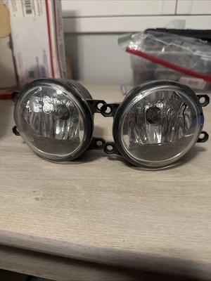 2016-2023 Tacoma Fog lights OEM Left/right Pair 450090/450100 - Image 1 of 3