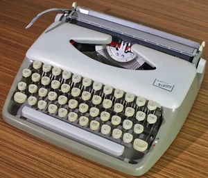 Schreibmaschine Triumph Adler Tippa Vintage Schreibware Dekoration Einrichtung - Bild 1 von 4