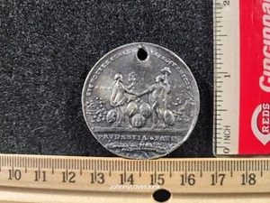Medalla vintage del Tratado de París de 1783 de metal blanco con cobre usada tiene desgaste - Imagen 1 de 2