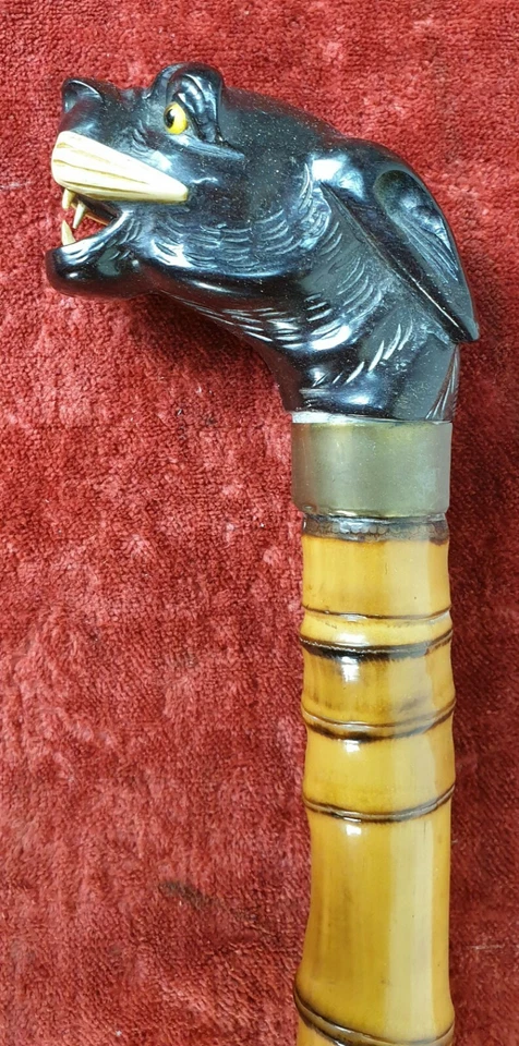 WALKING CANE. CARVED WOODEN FIST. STEM OF BAMBOO. XIX-XX CENTURY. - Image 1 of 1