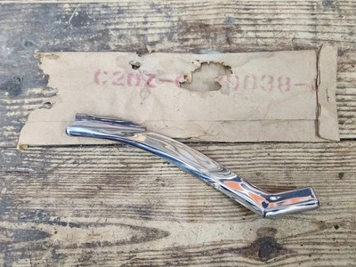 Ford Fairlane 500 1962 2 puertas cuarto derecho moldura delantera inferior nuevo fabricante original Foto 1 de 4