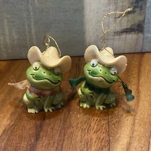 Vtg Pair of Googly Eyed Frogs Wearing Cowboy Hat Figurines Green Ornament - Picture 1 of 8