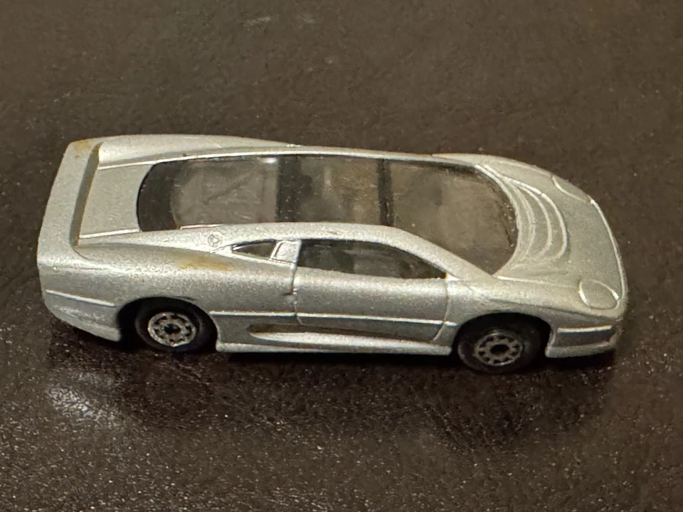 Coche diecast Maisto escala 1:18 Jaguar XJ220 edición especial plateado 1992 Foto 1 de 1