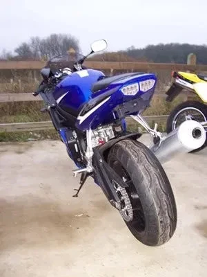 R&G PORTAPLACA COLA ORDENADA PARA YAMAHA YZF-R1 2002 > 2003 NEGRO LP0002BK Foto 1 de 3