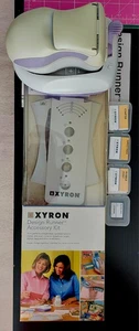 Xyron Handheld Design Runner Drucker, 4 Discs, Dockingstation & Zubehörset - Bild 1 von 18