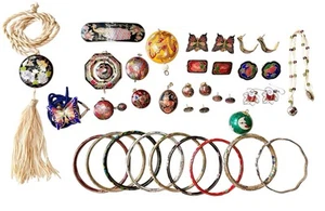 LOTTO GIOIELLI VINTAGE ASIATICI CLOISONNÉ PENDENTI ORECCHINI BRACCIALETTI BOLO - Foto 1 di 20